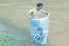 Hình ảnh vượt suối bằng túi nilon lên báo nước ngoài