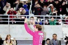 Cổ động viên Cerezo Osaka "phát cuồng" vì Diego Forlan