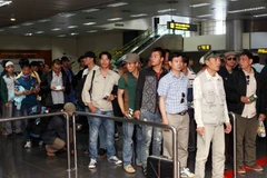 [Photo] Đón thêm 184 lao động Việt Nam từ Libya về nước an toàn