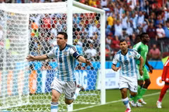 Cận cảnh Lionel Messi phá vỡ kỷ lục của Diego Maradona