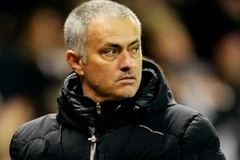 HLV Jose Mourinho "nổi cơn điên" vì video quay lén