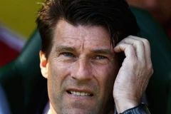 Tin vắn 5/2: Laudrup bị sa thải, Arsenal "rút ruột" Chelsea