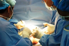 Phẫu thuật. (Ảnh minh họa: Hứa Chung/TTXVN)