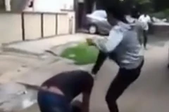 Ấn Độ: Cô gái dũng cảm bắt "yêu râu xanh" quỳ gối ngay giữa đường