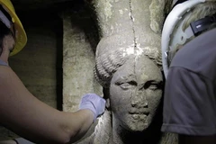 Phát hiện hai bức tượng phụ nữ ở khu lăng mộ Amphipolis