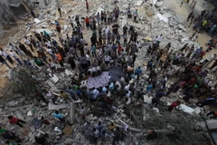 Sợ rocket, người dân Israel ở nhà mua bán đồ qua mạng