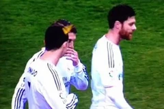 Tin vắn 13/2: Atletico bị phạt vì fan ném bật lửa vào Ronaldo?