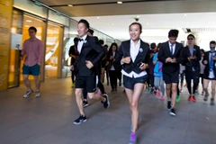 [Photo] Thi "Chạy với trang phục công sở" ở Trung Quốc