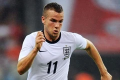 Tin 28/2: Chicharito dằn mặt van Persie, "Tam sư" gây sốc