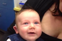 Cảm động em bé khiếm thính lần đầu tiên nghe thấy âm thanh