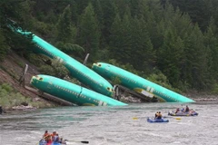 Mỹ trục vớt 3 thân máy bay Boeing 737 rơi xuống lòng sông