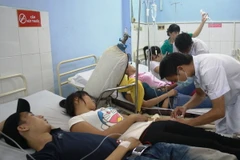 Gần 400 công nhân nghi bị ngộ độc do uống nước từ bình lọc