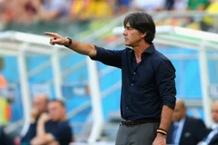 Huấn luyện viên Loew và Lahm bất đồng ý kiến sau trận hòa Ghana