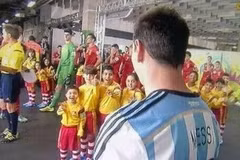 Lionel Messi lại gây sốc vì thái độ dửng dưng với các em nhỏ