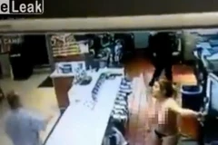 "Người đẹp" bán khỏa thân đập phá cửa hàng McDonald's