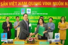 Lễ ký kết xây dựng nhà máy. (Ảnh: Hà Huy Hiệp/Vietnam+)