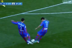 Victor Casadesus và Ruben Garcia cùng thực hiện cú sút.