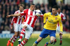 HLV Wenger tức giận vì trọng tài "tặng quà" cho Stoke