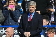 HLV Wenger không muốn mắc sai lầm như Sir Alex