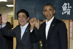 [Photo] Tổng thống Obama dùng bữa ở cửa hàng sushi