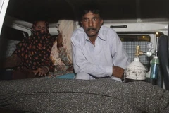 Thai phụ Pakistan bị cha đẻ và người thân ném đá đến chết