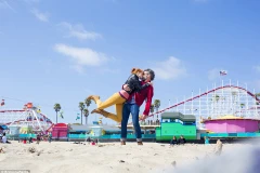 Cặp đôi tái hiện nụ hôn lãng mạn ở khắp nơi trên thế giới