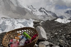 Nepal: Mỗi người leo núi Everest phải dọn về 8kg rác thải