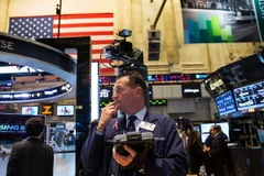 Chứng khoán toàn cầu đón nhận những thông tin trái chiều