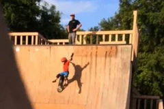 Người cha đá con từ đỉnh dốc trượt ván gây phản cảm