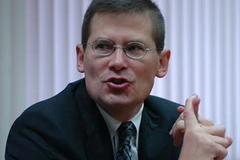 "Cần lưu giữ những siêu dữ liệu điện thoại do NSA thu thập"