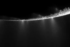 Phát hiện biển nước trên Mặt Trăng Enceladus của Sao Thổ