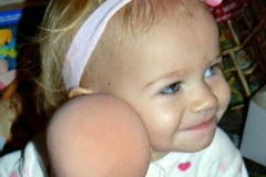 Bé gái 11 tháng tuổi tử vong do bị bỏ quên trong xe ôtô