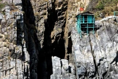 Chòi canh yến nằm cheo leo trên vách núi. (Ảnh chỉ mang tính minh họa: Báo Ảnh Việt Nam/TTXVN)