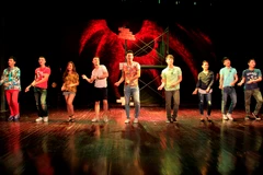 "Một nhà" được dàn dựng hưởng ứng ngày thế giới phòng chống HIV/AIDS (1/12). (Ảnh: BTC) 