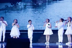 Top 6 Giọng hát Việt nhí 2016 thể hiện ca khúc hướng về miền Trung trong đêm chung kết diễn ra tối 22/10. (Ảnh: BTC)