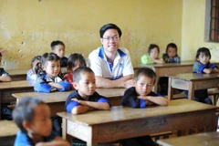 Phó Bí thư Chi bộ Đỗ Mạnh Dũng cùng các em học sinh vùng cao. (Ảnh: Nhân vật cung cấp)
