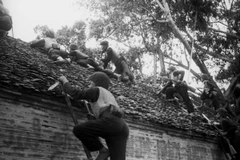 Trong những ngày đầu toàn quốc kháng chiến, chiến sỹ Thủ đô quyết tâm đánh địch, bảo vệ từng ngôi nhà, góc phố. (Ảnh tư liệu: TTXVN)