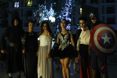 Những khuôn mặt được hóa trang tỉ mỉ để “dọa ma,” làm cho quỷ dữ hoảng sợ bỏ chạy được người lớn ưa chuộng. (Ảnh: Lê Thu Hà/Vietnam+)