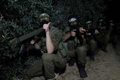 Các thành viên Lữ đoàn al-Qassam, một cánh vũ trang của phong trào Hamas tham gia huấn luyện tại Dải Gaza ngày 3/7. (Nguồn: THX/TTXVN)