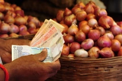 Người dân mua bán hành tại khu chợ ở Mumbai ngày 22/8. (Nguồn: AFP-TTXVN)