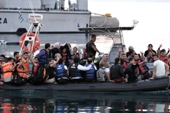 Người di cư Syria trên các xuồng cứu sinh sau khi được lực lượng cứu hộ kéo vào đảo Kos, Hy Lạp. (Nguồn: AFP/TTXVN)