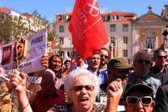 Hàng ngàn người Bồ Đào Nha xuống đường ở thủ đô Lisbon biểu tình phản đối các biện pháp kinh tế khắc khổ của chính phủ. (Nguồn: THX/TTXVN)