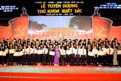 98 thủ khoa xuất sắc tốt nghiệp các trường Đại học, Học viện trên địa bàn thành phố Hà Nội chụp ảnh chung với các đại biểu. (Ảnh: Phạm Kiên/TTXVN)
