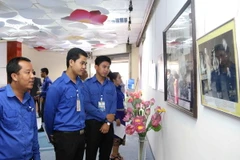 Các đoàn viên thanh niên Lào tham quan triển lãm 70 năm ngành Ngoại giao Việt Nam tại Lào. (Ảnh: Phạm Kiên/TTXVN)