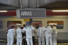 Các điều tra viên làm việc tại hiện trường vụ xả súng trên tàu Thalys ngày 21/8. (Nguồn: AFP/TTXVN)