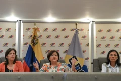 Chủ tịch Hội đồng Bầu cử quốc gia Venezuela Tibisay Lucena (giữa) tại cuộc họp báo về cuộc bầu cử Quốc hội ở thủ đô Caracas ngày 22/6. (Nguồn: AFP/TTXVN)