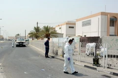 Cảnh sát điều tra tại hiện trường một vụ đánh bom ở Bahrain. (Nguồn: THX/TTXVN)
