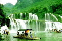 Thuyền, bè đưa khách du lịch tham quan khu vực xung quanh thác Bản Giốc. (Ảnh: Phương Hoa/TTXVN)