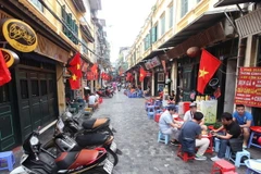 Phố Tạ Hiện rực rỡ cờ hoa chào mừng kỷ niệm 70 năm Cách mạng Tháng Tám và Quốc khánh 2/9. (Ảnh: Anh Tuấn/TTXVN)