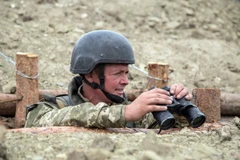 Binh sỹ Ukraine gác tại chốt quân sự ở Popasna, vùng Donetsk ngày 18/8. (Nguồn: AFP/TTXVN)